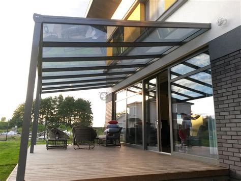 Konstrukcja zadaszenia tarasu z poliwęglanu i aluminium