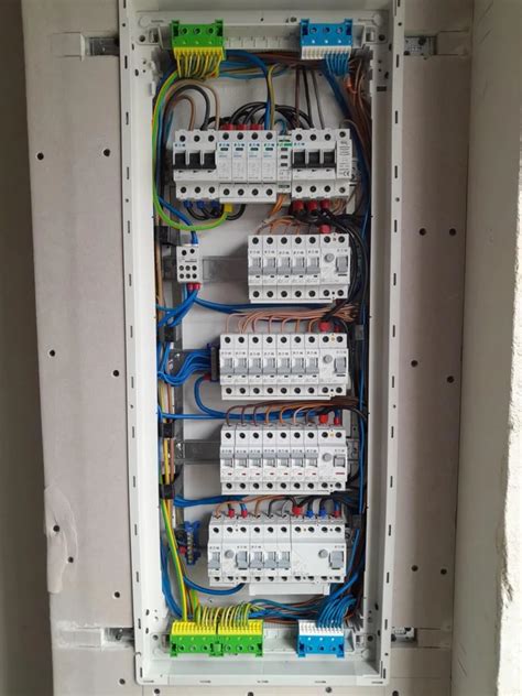 Schemat instalacji elektrycznej z zaznaczonymi zabezpieczeniami głównymi i ogranicznikiem przepięć
