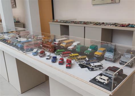 Półki z kolekcją miniaturowych modeli samochodów