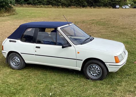 Biały Peugeot 205 Cabriolet