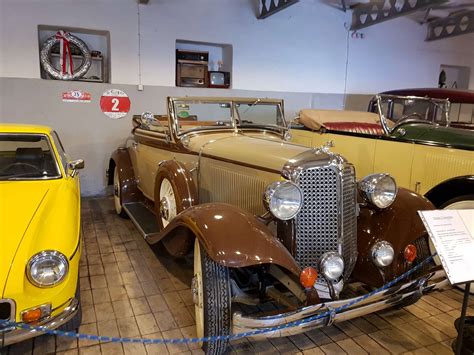Stary budynek zaadaptowany na muzeum motoryzacyjne