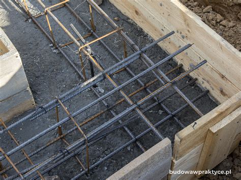 Przykładowe zbrojenie ławy fundamentowej z prętami podłużnymi i strzemionami