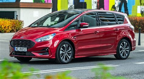 Przedstawienie różnych generacji Forda S-Max