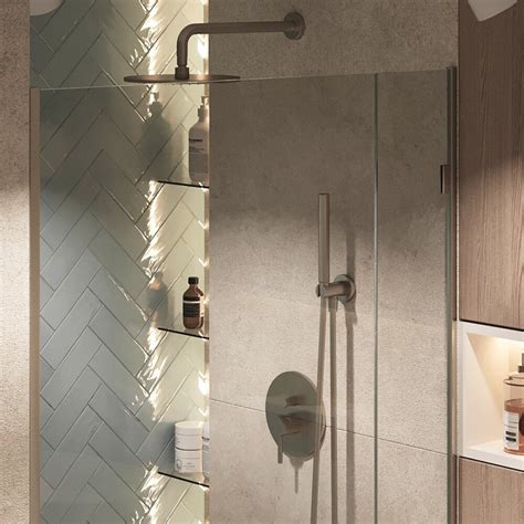 Nowoczesna łazienka z baterią prysznicową natynkową Hansgrohe