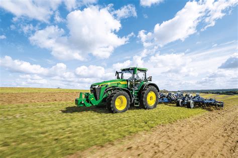 Ciągnik John Deere podczas wymiany oleju