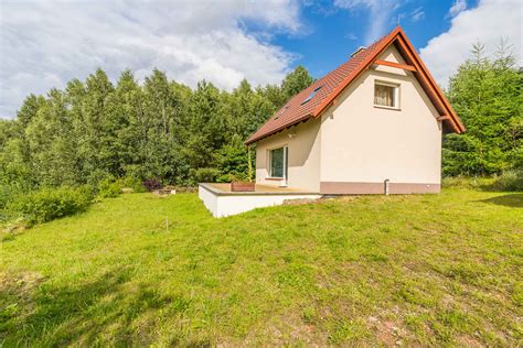Zdjęcie przedstawiające starszy dom jednorodzinny z PRL-u
