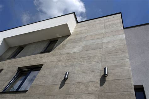 Zastosowanie płytek imitujących beton na elewacji