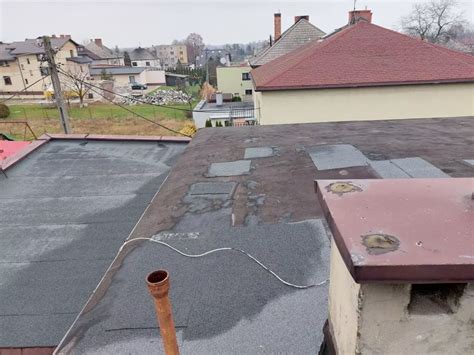 Fragment dachu płaskiego pokrytego papą termozgrzewalną
