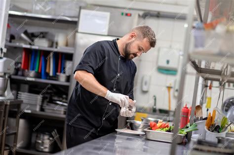 Profesjonalny hydraulik pracujący w kuchni