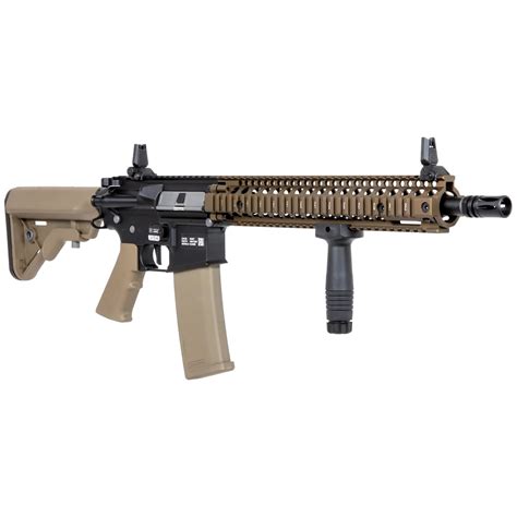 Karabinek M4A1 z zamontowanymi akcesoriami