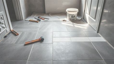 Przykładowe zestawienia ciemnoszarej fugi z różnymi rodzajami płytek