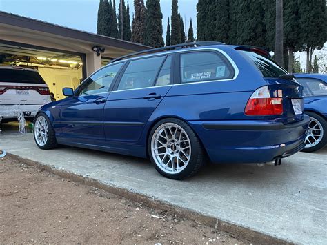 Przykładowy montaż subwoofera w bagażniku BMW E46 Touring