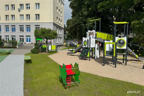 Plac zabaw przy przedszkolu kontenerowym