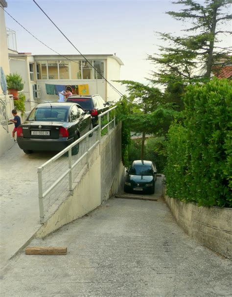 samochód na wzniesieniu