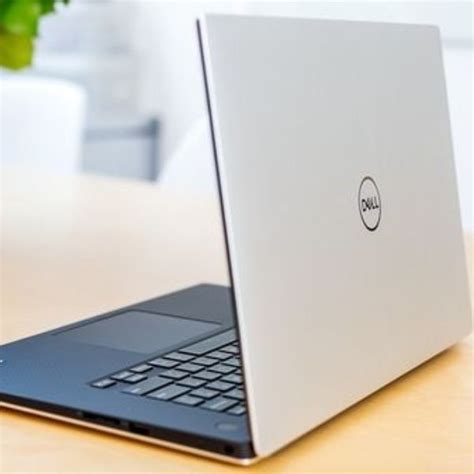 Elegancka obudowa laptopa Dell XPS 15 9570