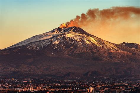 Wulkan Etna z dymiącym kraterem