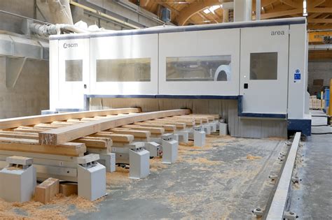 Nowoczesne centrum obróbcze CNC pracujące nad drewnianymi elementami schodów