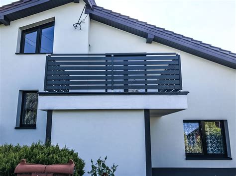 balustrada panelowa na balkonie