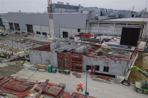 Plac budowy z widocznymi elementami stropowymi