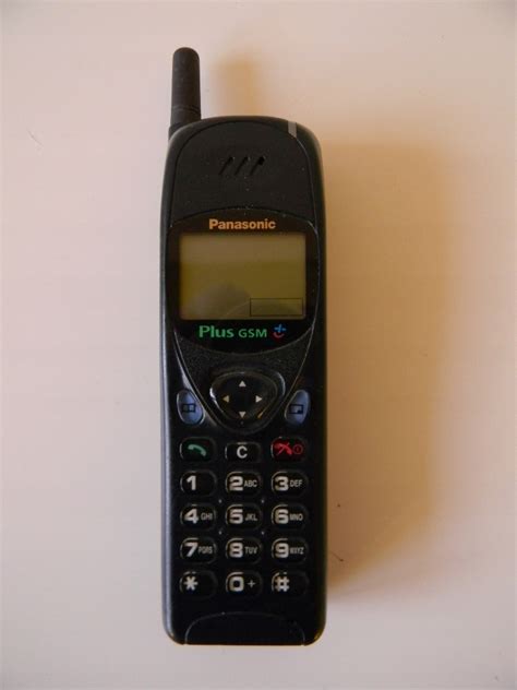 Stary telefon komórkowy przypominający cegłę