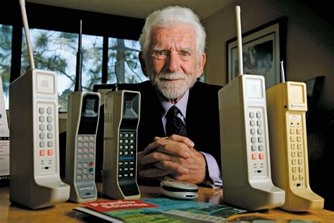 Martin Cooper trzymający prototyp Motoroli DynaTAC