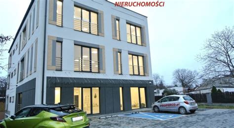 Nowoczesny budynek biurowy z fasadą z paneli HPL w jednolitym kolorze