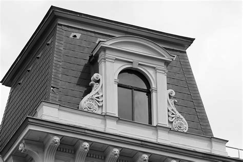 Detale architektoniczne budynku z wykorzystaniem paneli HPL o drewnopodobnym wykończeniu