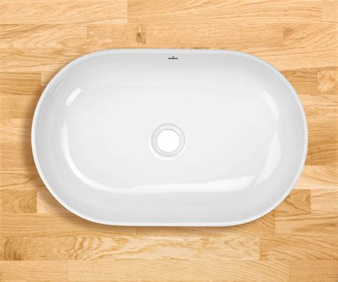Umywalka ceramiczna na blacie łazienkowym