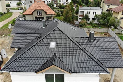Przykładowe zdjęcia różnych modeli dachówek ceramicznych Röben