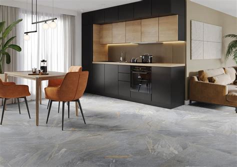 Elegancki salon z czarną polerowaną podłogą gresową