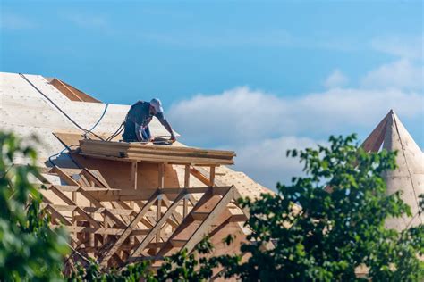 Diagram porównujący trwałość, odporność na wilgoć i łatwość montażu różnych materiałów sztukateryjnych