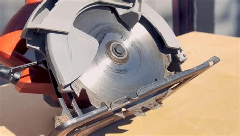 Przekrój piły tarczowej pokazujący mechanizm cięcia