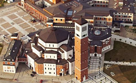 Detale architektoniczne z betonu w Centrum Jana Pawła II