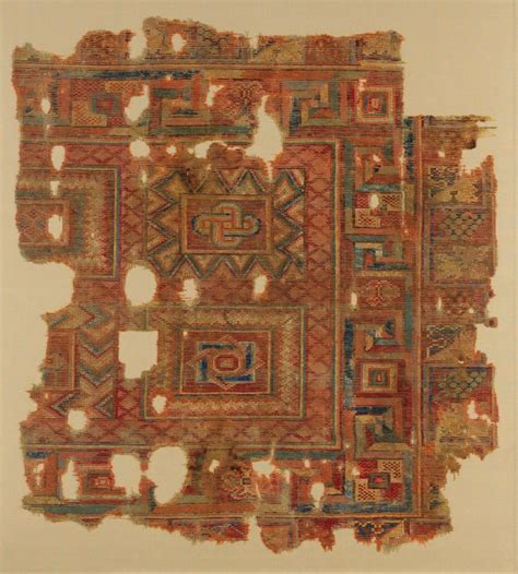 Fragment dywanu z motywem papieskim