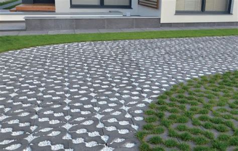 Betonowe kratki ażurowe wypełnione trawą na podjeździe
