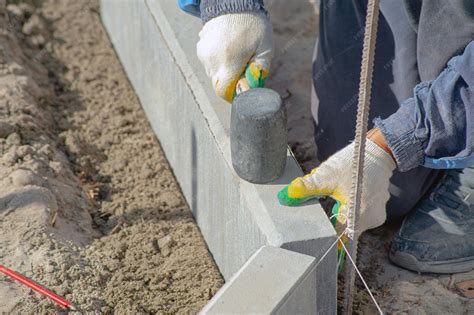 Montaż krawężników betonowych wokół podjazdu