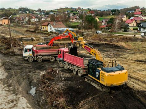 Flota ciężkiego sprzętu budowlanego: koparki, ładowarki, walce
