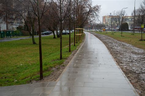 Gotowy, wygładzony chodnik betonowy po demontażu szalunku
