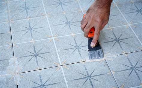 Mistrz glazurnik przy pracy, układający płytki ceramiczne