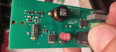 Zdjęcie płytki drukowanej sterownika nawadniania z widocznymi elementami elektronicznymi