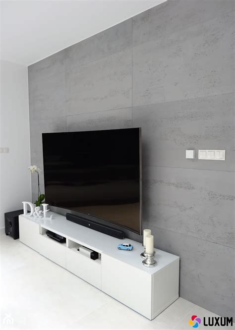 Salon z dekoracyjną ścianą z betonu architektonicznego