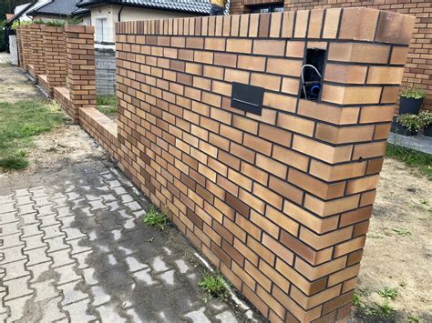 Przykład dużej murowanej donicy z cegły klinkierowej przylegającej do tarasu