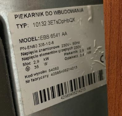 Tabliczka znamionowa bojlera z widocznymi danymi technicznymi