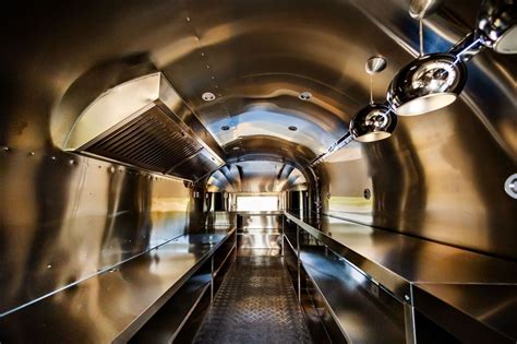 Wnętrze food trucka z elementami sanitarnymi