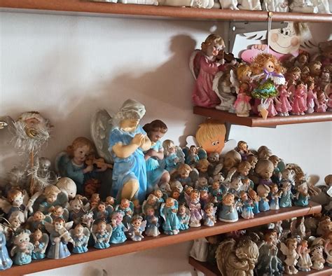 Kolekcja ręcznie malowanych gipsowych aniołków