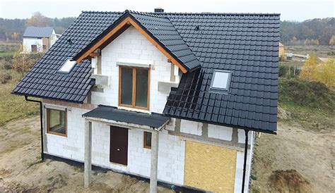 Nowoczesny dom z płaską dachówką ceramiczną