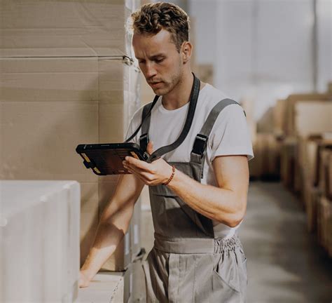 Pracownik korzystający z tabletu z instrukcją BHP