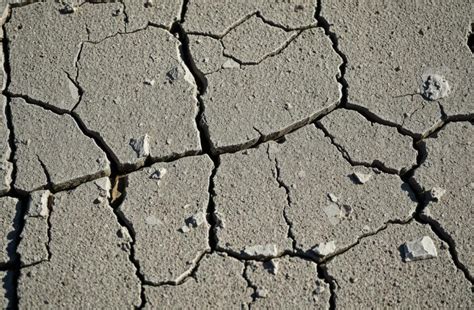 Pęknięcia na powierzchni betonu