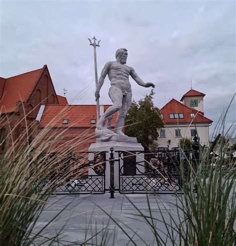 Monumentalny posąg Neptuna w ogrodzie