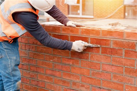 Murarz pracujący przy budowie pieca przemysłowego